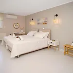 Messinian Seaview Retreat Appartamento